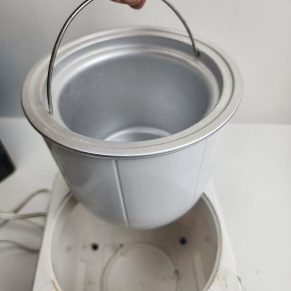 Nostalgia Products Model RIM150 Electric Ice Cream Frozen Yogurt Maker 1.5qts - Picture 9 of 13